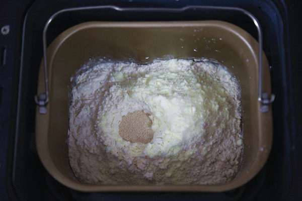 Steps for Making Coconut Bread (Bread Machine Version)