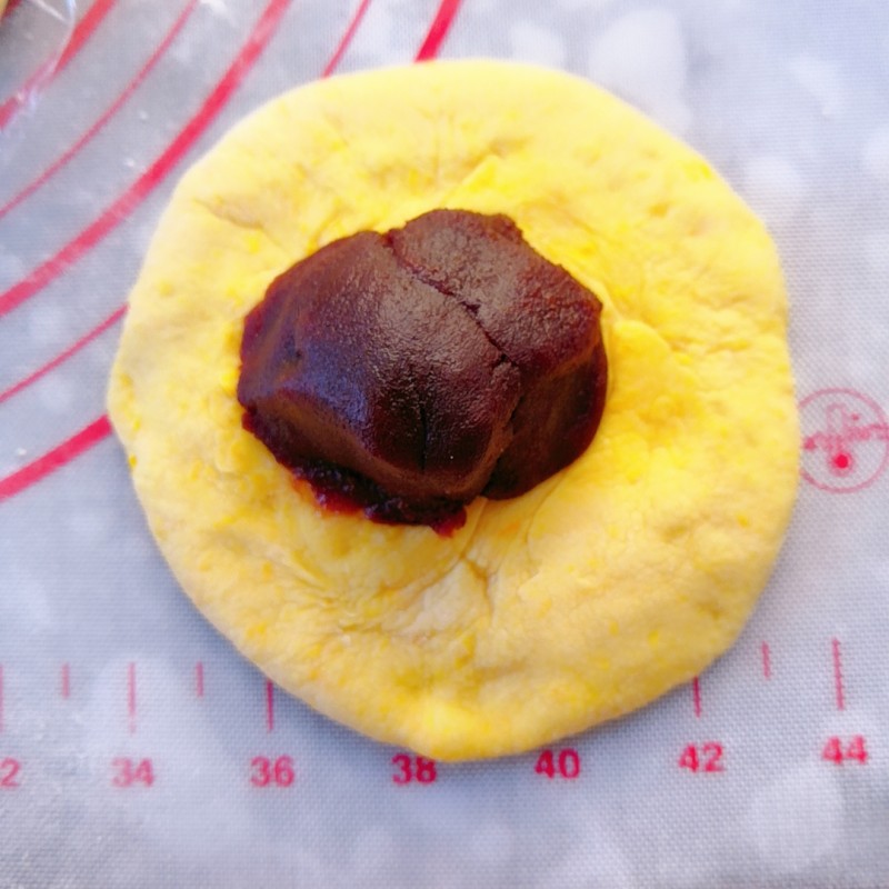 Steps to Make Minion Red Bean Buns