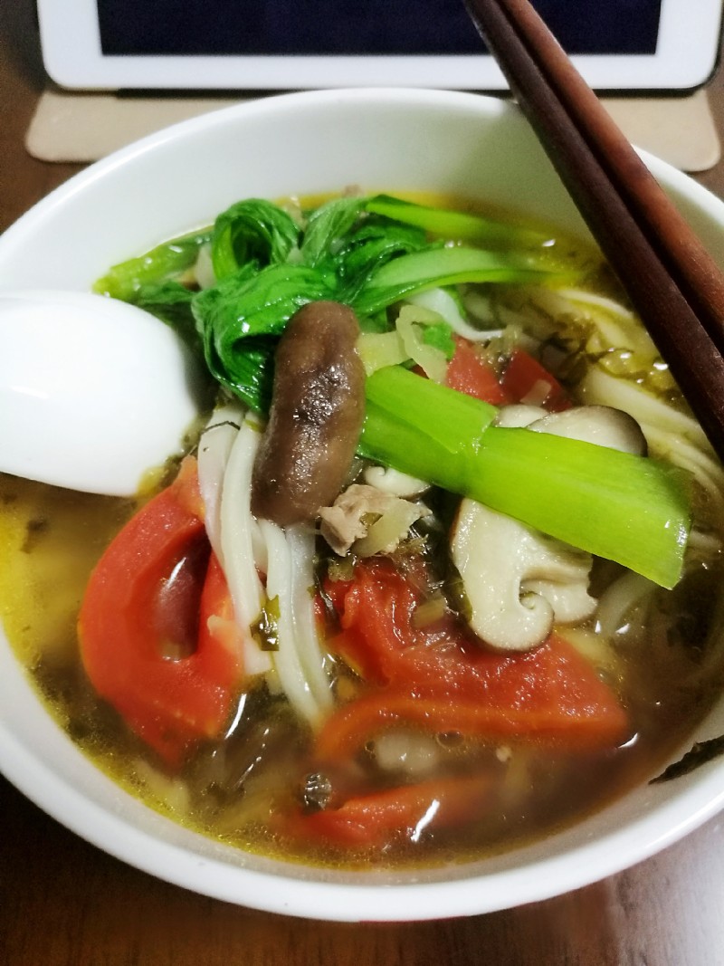 Green Vegetable Beef Noodle Soup