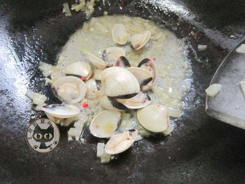 Steps for Making Clam Linguine with White Wine