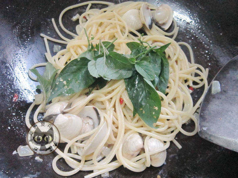 Steps for Making Clam Linguine with White Wine