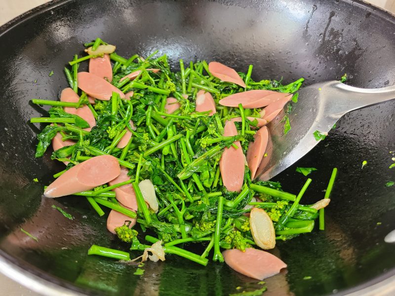 Steps for Stir-fried Chinese Cabbage with Ham Sausage