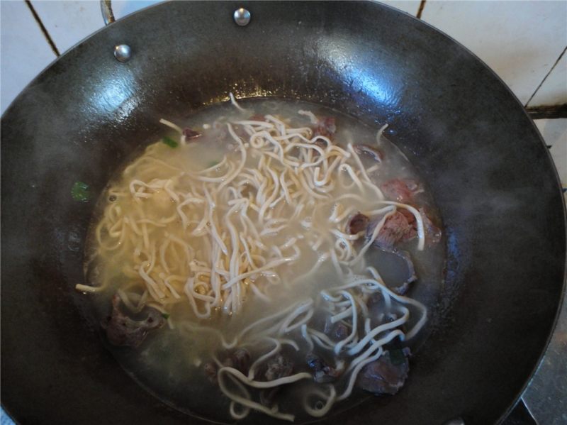 Steps for Making Green Vegetable Beef Noodle Soup