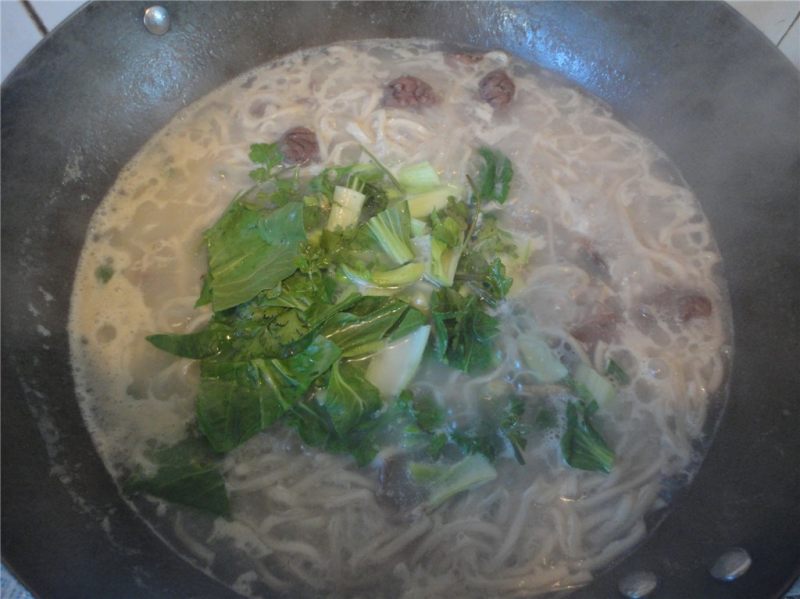 Steps for Making Green Vegetable Beef Noodle Soup