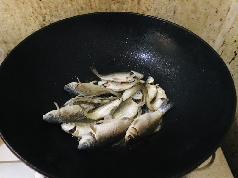 Steps for Cooking Wild Crucian Carp Soup