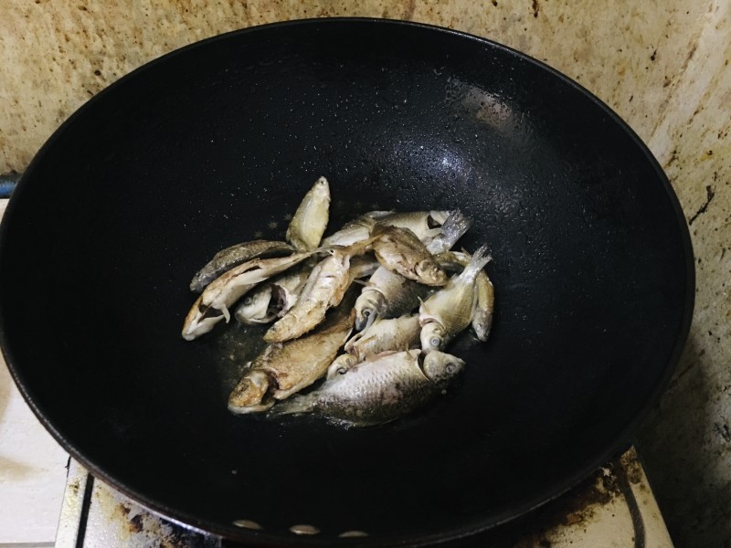 Steps for Cooking Wild Crucian Carp Soup