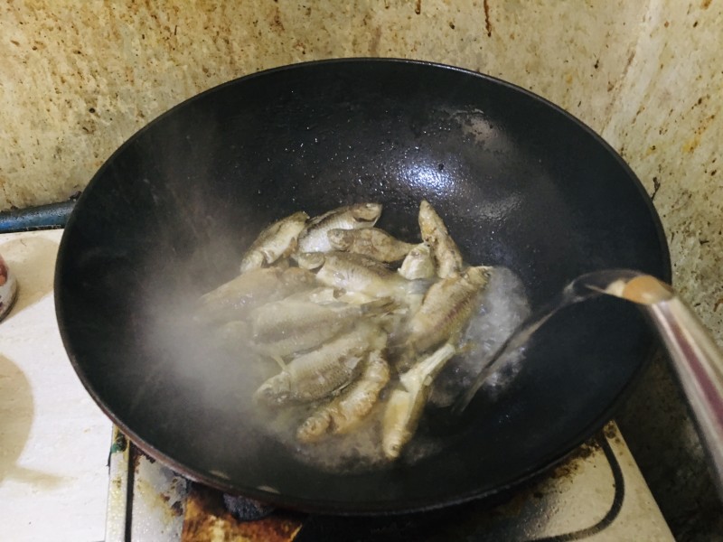 Steps for Cooking Wild Crucian Carp Soup