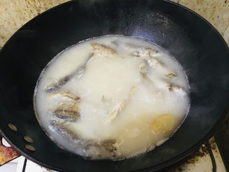 Steps for Cooking Wild Crucian Carp Soup