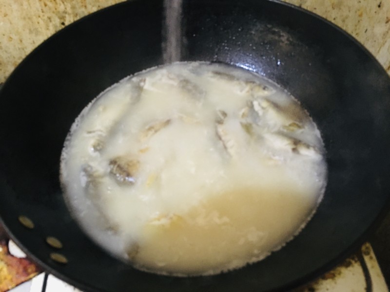 Steps for Cooking Wild Crucian Carp Soup