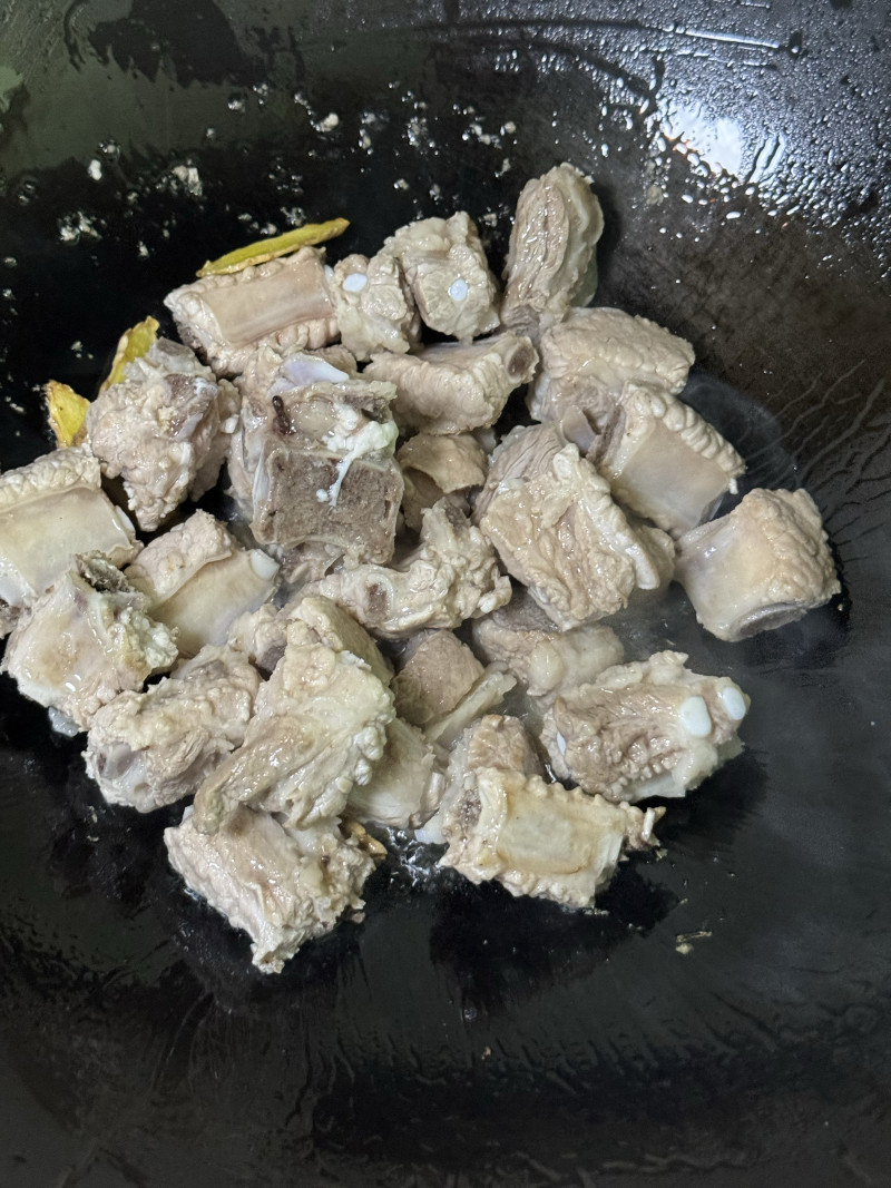 Steps for cooking Sausage and Pork Ribs Braised Rice