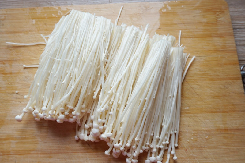 Steps for Making Microwave Enoki Mushroom