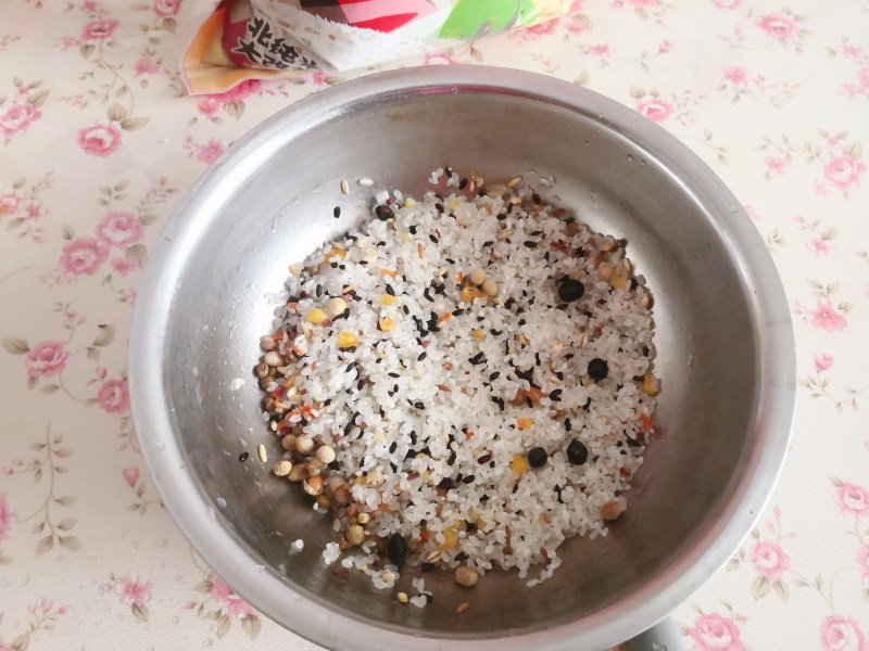 Steps for Making Rousong Rice Ball