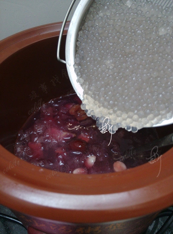 Step-by-Step Instructions for Making Purple Sweet Potato and Tremella Soup