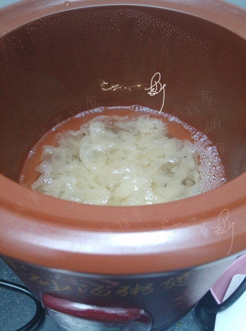 Step-by-Step Instructions for Making Purple Sweet Potato and Tremella Soup