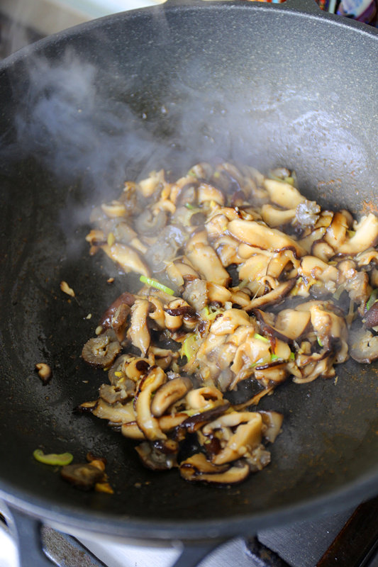 Steps for Stewed Sea Cucumber with Shiitake Mushroom and Oyster Sauce