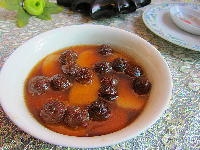 Steamed Glutinous Rice Cake with Longan and Brown Sugar