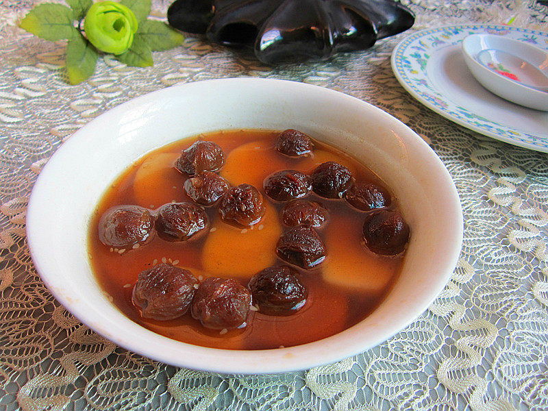 Steamed Glutinous Rice Cake with Longan and Brown Sugar