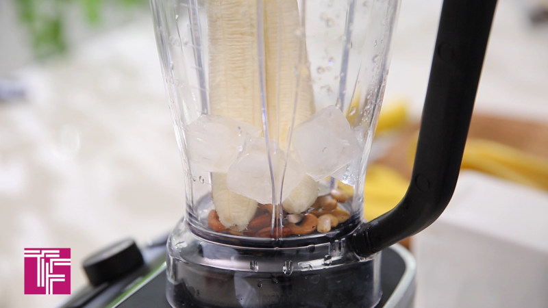 Steps to Make Banana Smoothie