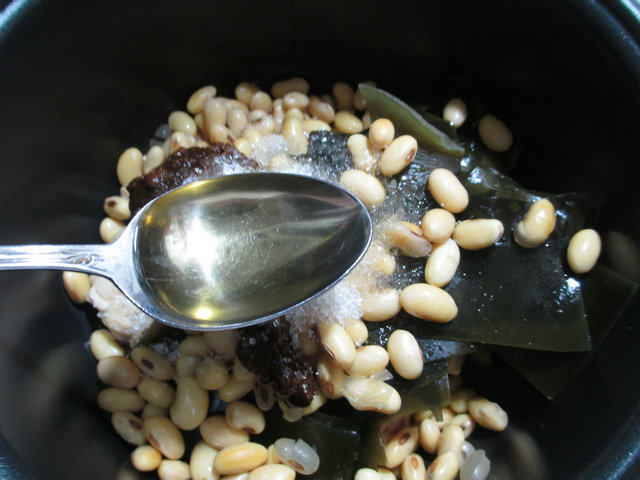 Step-by-Step Instructions for Making Soybean and Kelp Braised Chicken Wings