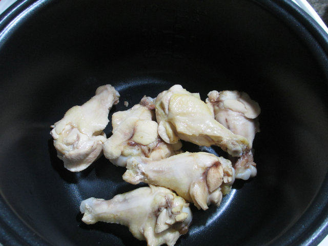 Step-by-Step Instructions for Making Soybean and Kelp Braised Chicken Wings