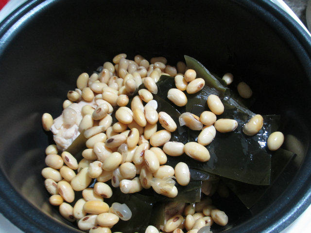 Step-by-Step Instructions for Making Soybean and Kelp Braised Chicken Wings