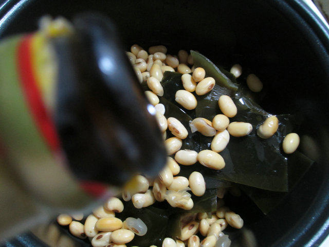 Step-by-Step Instructions for Making Soybean and Kelp Braised Chicken Wings