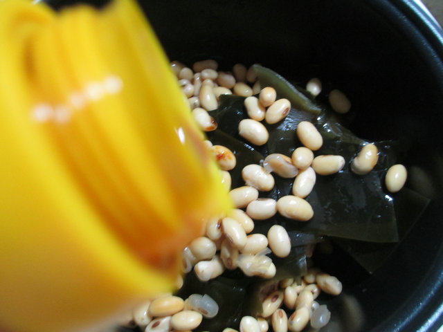 Step-by-Step Instructions for Making Soybean and Kelp Braised Chicken Wings