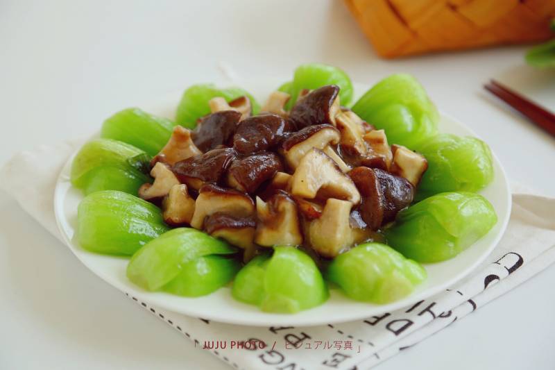 Highly Attractive Stir-Fried Oilseed Rape with Shiitake Mushrooms