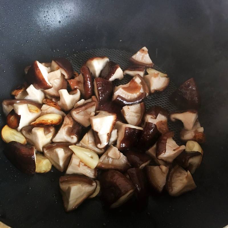 Detailed Steps for Cooking Highly Attractive Stir-Fried Oilseed Rape with Shiitake Mushrooms