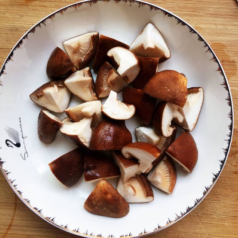 Detailed Steps for Cooking Highly Attractive Stir-Fried Oilseed Rape with Shiitake Mushrooms