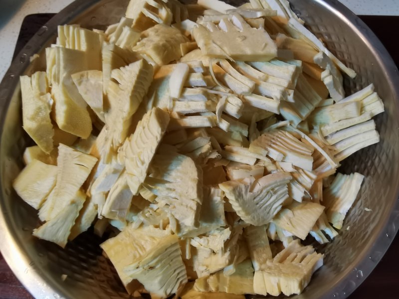 Steps for Cooking Spicy Pickled Bamboo Shoots