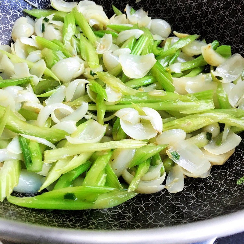 Step-by-Step Guide to Cooking Celery and Lily Bulb Stir-Fry