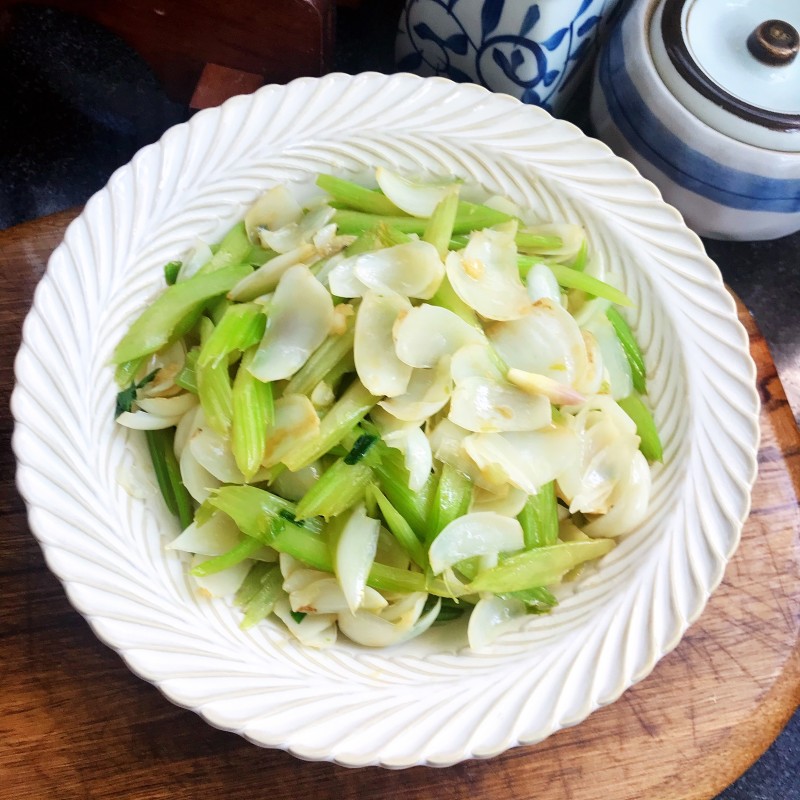 Step-by-Step Guide to Cooking Celery and Lily Bulb Stir-Fry