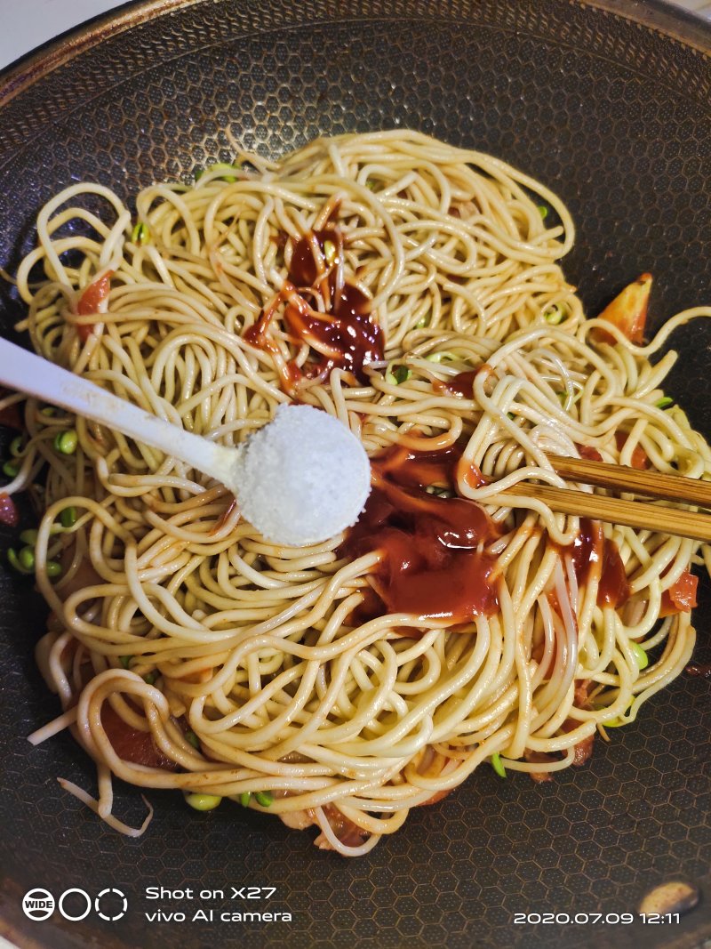 Steps for Making Bean Sprout Stir-Fried Noodles