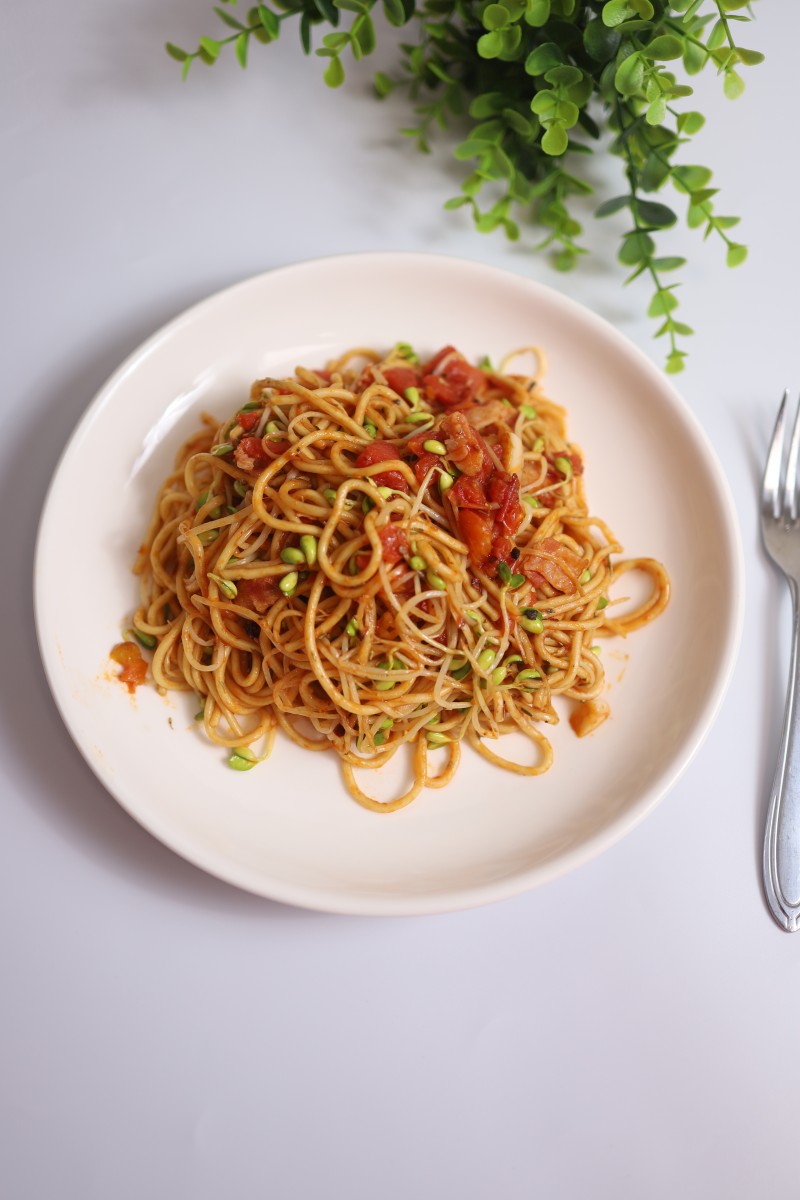 Steps for Making Bean Sprout Stir-Fried Noodles