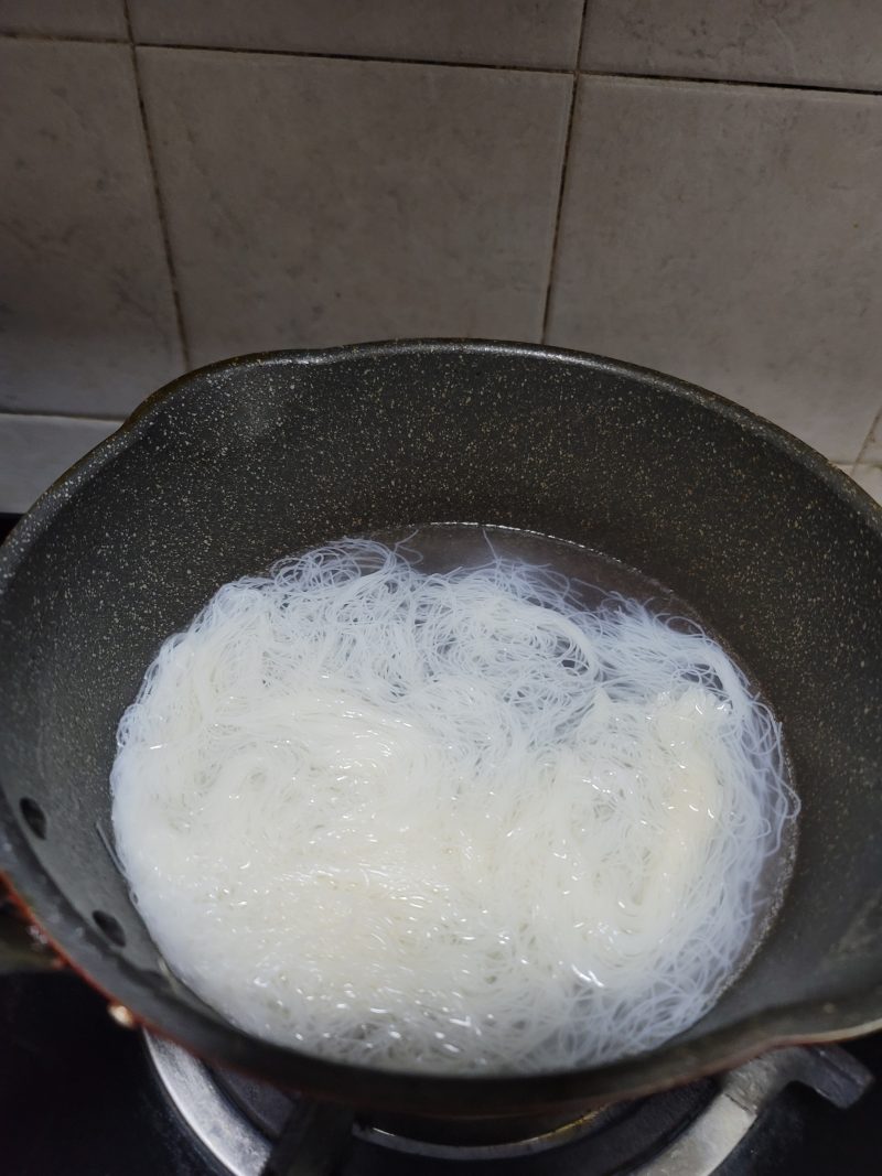 Steps for Making Pork Offal Soup Rice Noodles