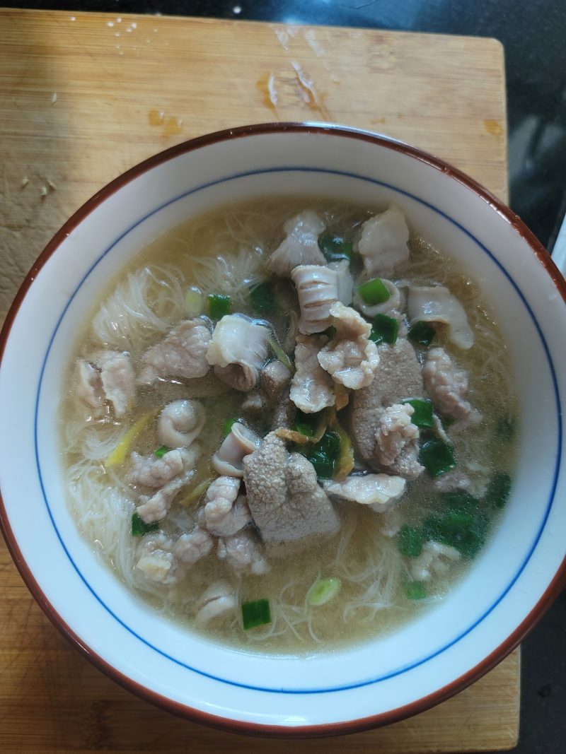 Steps for Making Pork Offal Soup Rice Noodles