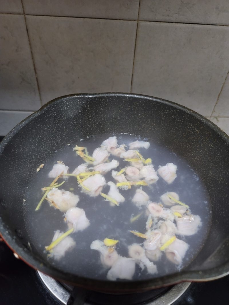 Steps for Making Pork Offal Soup Rice Noodles