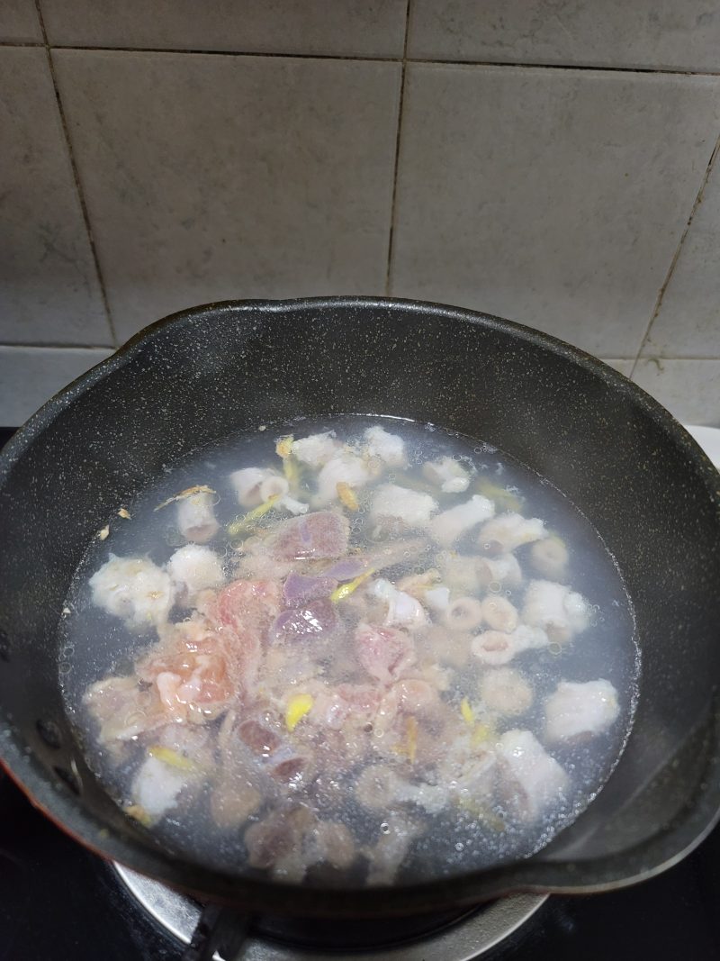 Steps for Making Pork Offal Soup Rice Noodles