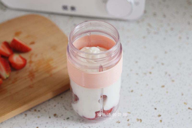 Steps for Making Sweet Strawberry Smoothie