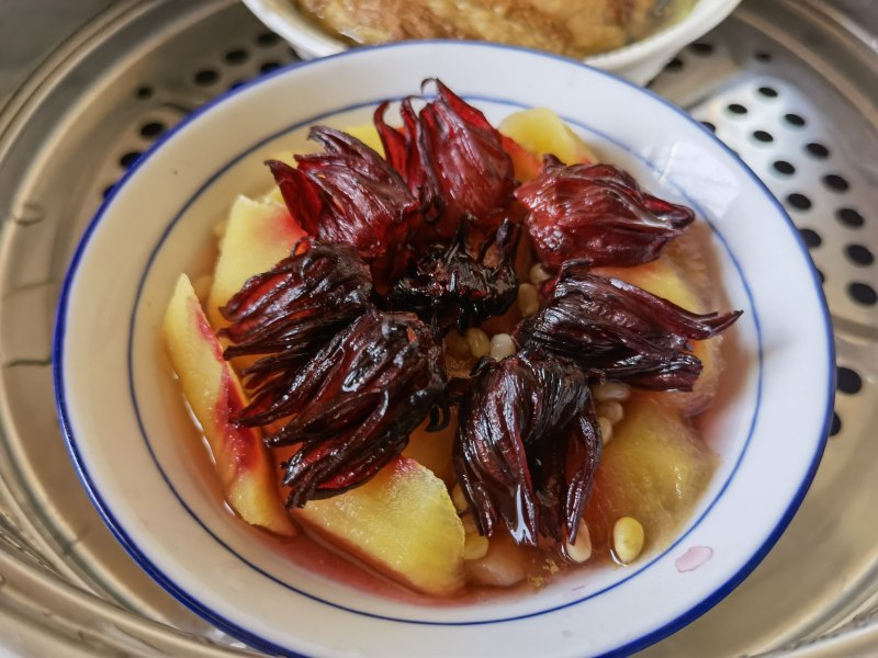 Steps for Making Rose Eggplant Pine Nut Steamed Apples