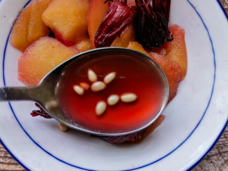 Steps for Making Rose Eggplant Pine Nut Steamed Apples