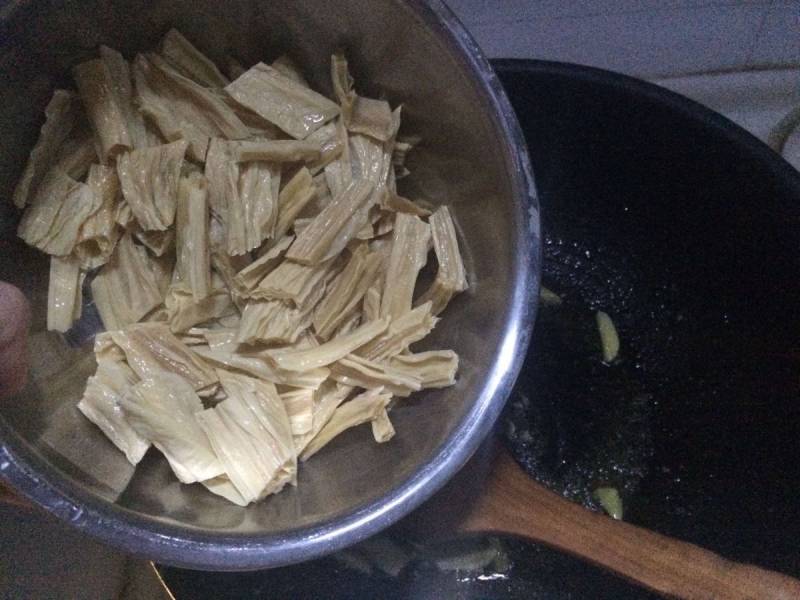 Steps for Cooking Spicy Capsicum and Dried Bean Curd Stir-Fry