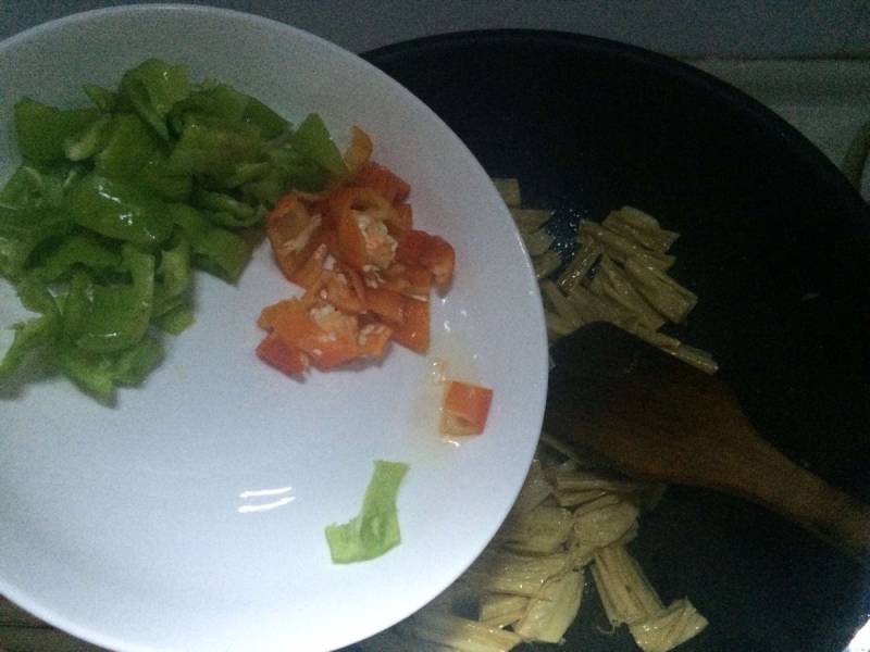 Steps for Cooking Spicy Capsicum and Dried Bean Curd Stir-Fry