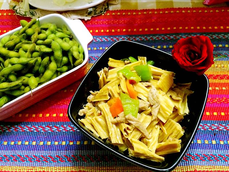 Spicy Capsicum and Dried Bean Curd Stir-Fry