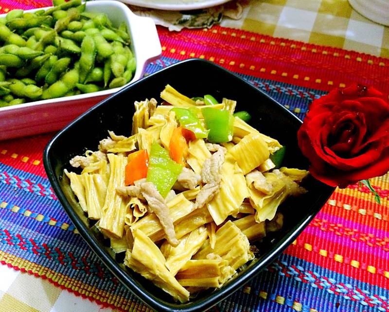 Spicy Capsicum and Dried Bean Curd Stir-Fry