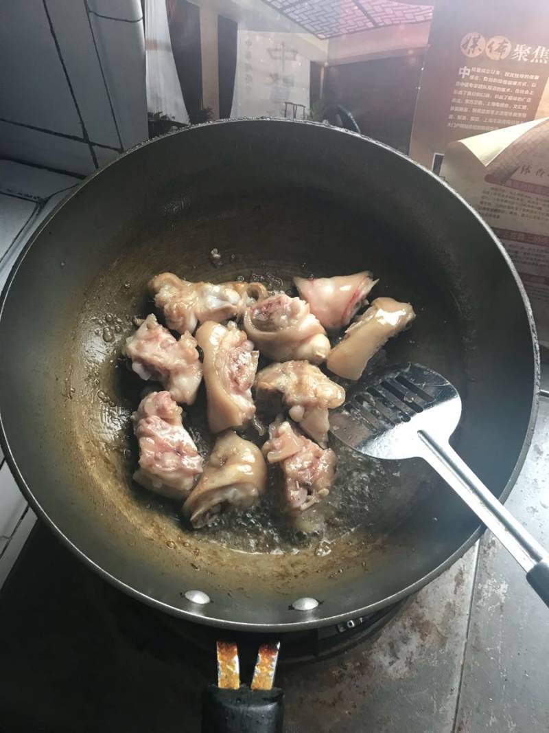 Steps for Cooking Braised Pig's Trotters