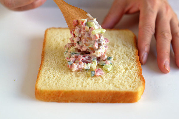 Steps for Making Cute and Adorable Bear Pocket Sandwich