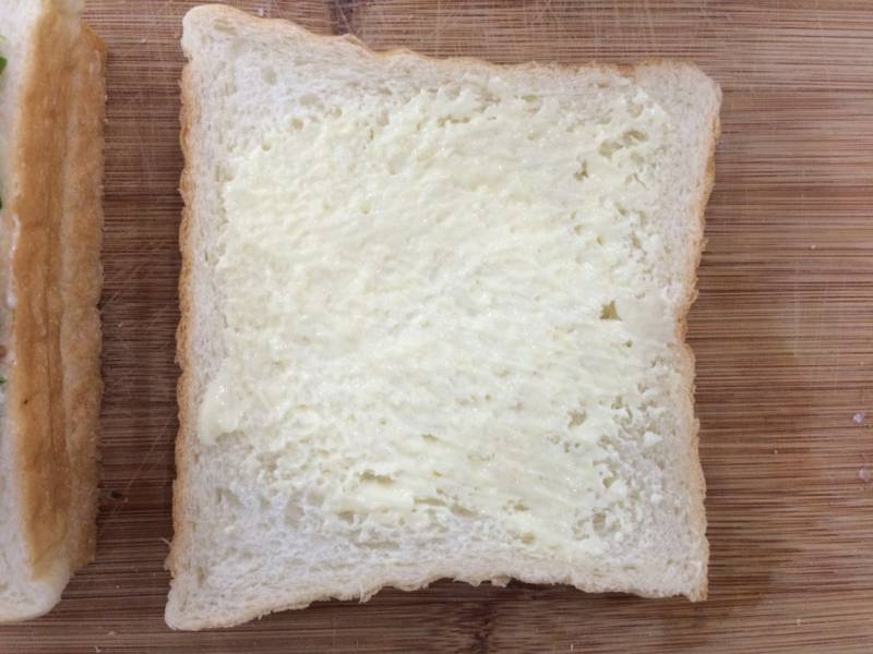 Detailed Steps for Making Two Sandwiches from One Loaf