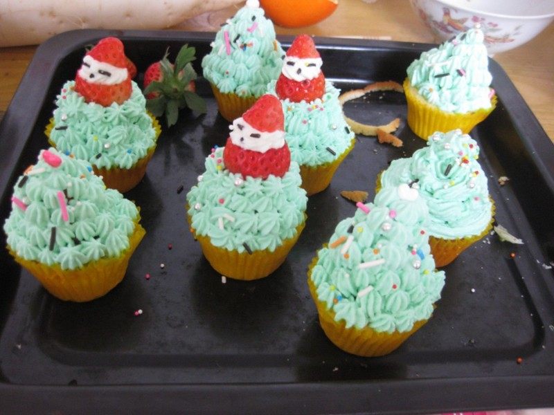 Steps for Making Christmas Tree Cake